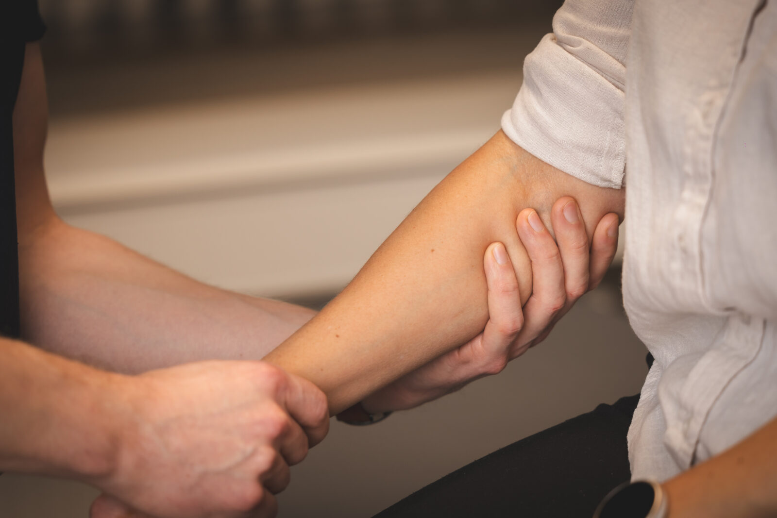 ondt-arm-albue-smerter-behandling-fysioterapeut-osteopat-naestved-rygcenter